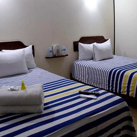 Hotel Mateos 1215 ليون المظهر الخارجي الصورة